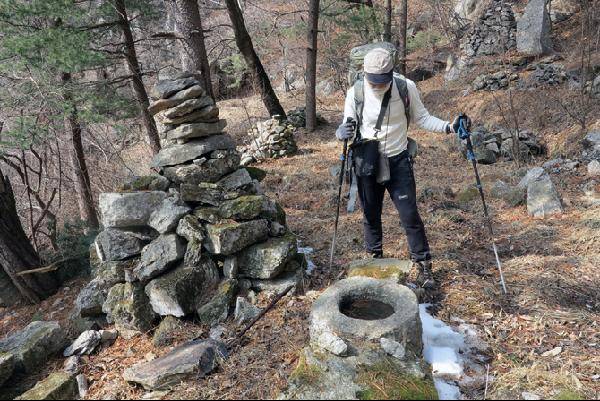 [월간산]절터에 남아 있는 절구와 돌무더기들.