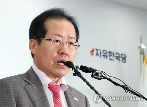 기자회견 하는 홍준표 대표 (서울=연합뉴스) 김현태 기자 = 자유한국당 홍준표 대표가 30일 오후 서울 여의도 당사에서 4.27 남북정상회담 관련 기자회견을 하고 있다.     mtkht@yna.co.kr