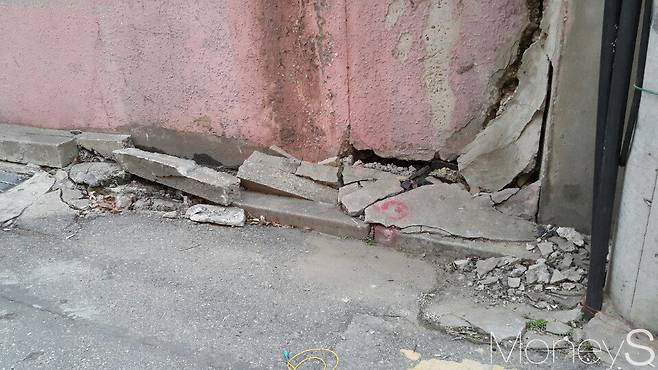 연예인 A씨의 건물공사로 바로 옆 다세대 빌라 외벽 등에 금이 갔다는 게 주민들 입장이다. /사진=빌라주민 제공