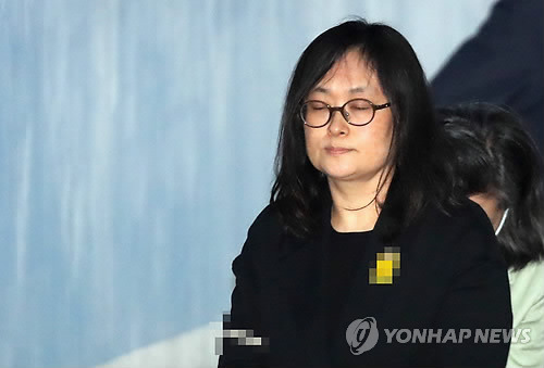 '40억대 배임' 유섬나 속행공판 출석 (서울=연합뉴스) 임헌정 기자 = 유병언(사망) 전 세모그룹 회장의 장녀이자 40억원대 배임 혐의를 받는 유섬나 씨가 세월호 참사 4주기를 10여일 앞둔 5일 서울 서초구 서울고등법원에서 열린 항소심 속행공판에 출석하며 법정으로 향하고 있다. 2018.4.5      kane@yna.co.kr