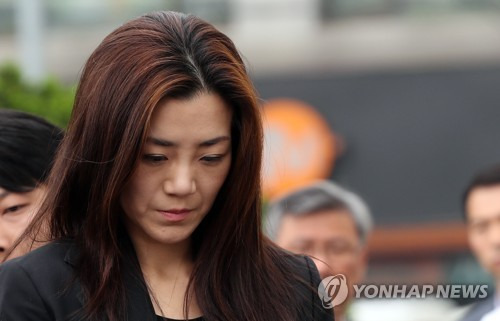 조현민 경찰출석 (서울=연합뉴스) 한상균 기자 = '물벼락 갑질' 논란 조현민 전 대한항공 광고담당 전무가 1일 오전 강서경찰서에 출석하고 있다. 경찰은 폭행과 위력에 의한 업무방해 등의 혐의로 조 전 전무를 조사한다. 2018.5.1      xyz@yna.co.kr