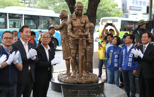 '일제 강제징용 노동자상' 창원서 제막 (창원=연합뉴스) 박정헌 기자 = '일제 강제징용 노동자상 경남건립추진위원회'는 1일 오후 경남 창원시 정우상가 앞에서 '일제 강제징용 노동자상 제막식'을 하고 있다. 2018.5.1