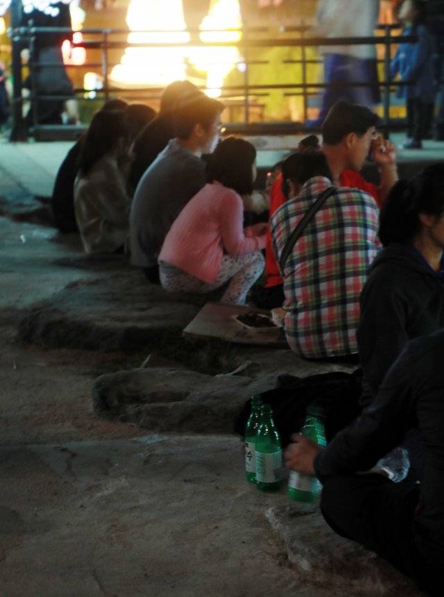 1일 오후 서울 노원구 중계동 당현천 일대에서 열리는 ‘노원 등축제’ 먹거리 부스 주변으로 술판이 벌이지고 있다.