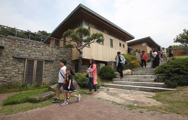 노무현재단은 고 노무현 전 대통령이 살았던 김해시 진영읍 봉하마을 사저인 '대통령의 집'을 1일 일반 시민들에게 공개했다. 송봉근 기자