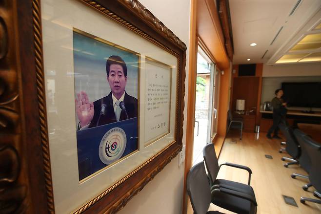 김해시 진영읍 봉하마을 고 노무현 전 대통령 사저에 걸려있는 노 전 대통령 취임식 사진 송봉근 기자