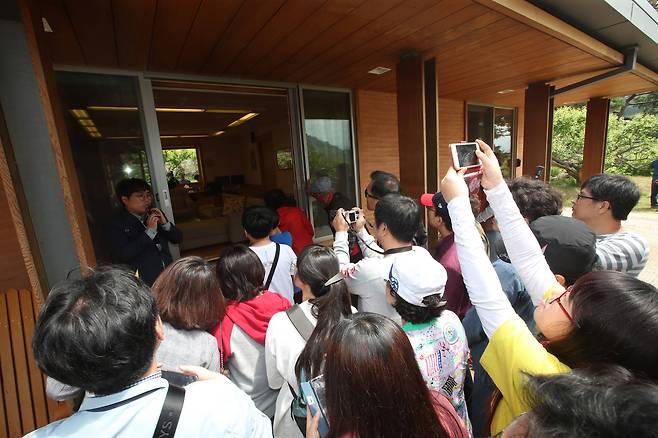 1일 시민들이 해설사의 안내를 받으며 고 노무현 전 대통령 사저를 관람하고 있다. 송봉근 기자