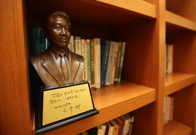 서재에 진열돼 있는 고 노무현 전 대통령 흉상. '강물은 바다를 포기하지 않습니다. 강물처럼! 제16대 대통령 노무현'이라고 새겨져 있다. 송봉근 기자