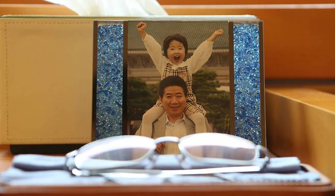 고 노무현 전 대통령이 소녀를 목마 태우고 촬영한 사진. 송봉근 기자