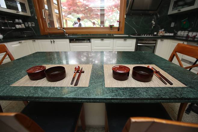 고 노무현 전 대통령과 권양숙 여사가 사용하던 부엌 내부 .송봉근 기자