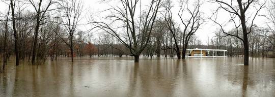 ‘판스워스 주택’은 침수경계를 어기고 낮은 곳에 지어져 1951년 완공된 뒤로 6차례나 침수됐다.   @Architecture Chicago PLUS