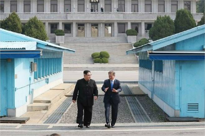 문재인 대통령과 김정은 국무위원장이 지난 27일 판문점에서 만나 환영식장으로 함께 이동하고 있다. (사진=한국공동취재단)