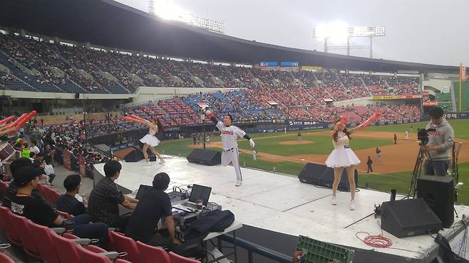 서울 잠실야구장에서 응원하는 관중석 전경. ⓒ김용국