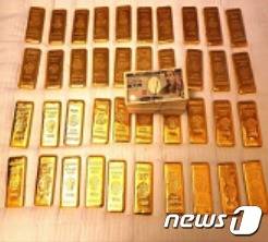 피의자들이 홍콩 현지에서 보관하고 있는 것으로 추정되는 금괴. 이들은 자신의 아지트 또는 주거지에서 보관중이던 금괴 사진을 찍어 SNS를 통해 서로 공유했다. (부산지방검찰청 제공)© News1