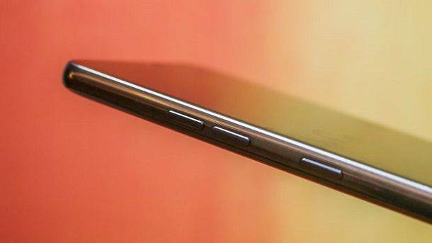 LG전자 'G7 씽큐' 측면 모습.(사진=씨넷)