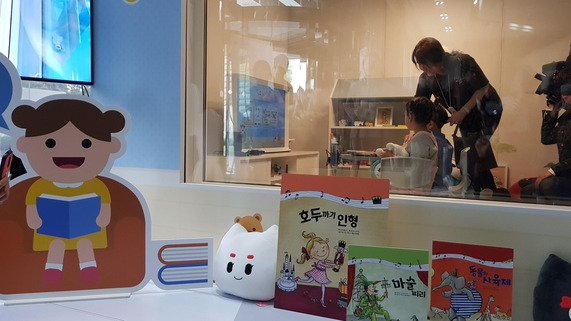 3일 KT스퀘어에서 ‘소리동화’·’오디오북’을 시연하는 모델들. /안별 기자