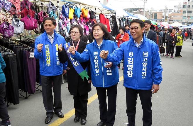 더불어민주당 경기도 고양시장 경선에 나선 ‘원팀’ 후보들이 지지를 호소하며 협동선거운동을 하고 있다. 왼쪽부터 이재준, 박윤희, 김유임, 김영환 후보. 원팀 제공