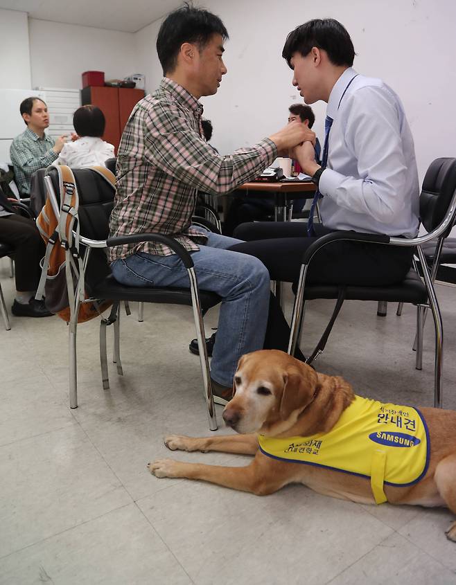 13일 우리동작장애인자립생활센터에 모인 시청각장애인들이 촉수화 등을 이용해서 대화를 하고 있다. 일주일마다 자조모임 식으로 모이는 이 시간이 사실상 유일한 소통의 기회다. 최승식 기자