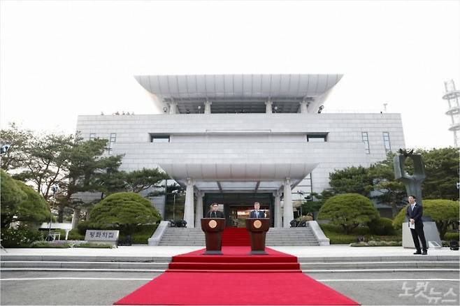 문재인 대통령과 김정은 국무위위원장이 27일 오후 경기도 파주 판문점 내 평화의 집에서 판문점 선언 공동 발표를 하고 있다. (사진=한국공동사진기자단)