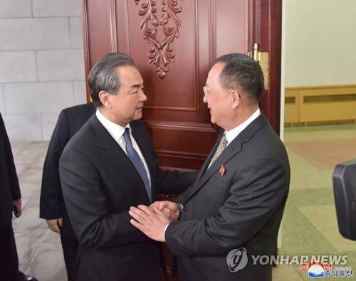 악수하는 왕이-리용호 (평양 조선중앙통신=연합뉴스) 왕이(王毅) 중국 외교 담당 국무위원 겸 외교부장(왼쪽)이 2일 평양 만수대 의사당에서 리용호 북한 외무상과 만났다고 조선중앙통신이 3일 보도했다.       [국내에서만 사용가능. 재배포 금지. For Use Only in the Republic of Korea. No Redistribution]      photo@yna.co.kr