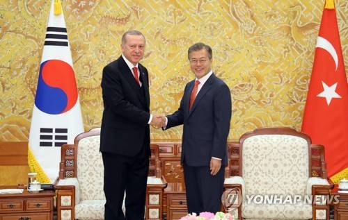 한-터키 정상 '악수' (서울=연합뉴스) 배재만 기자 = 문재인 대통령이 2일 오전 청와대에서 국빈 방문한 레제프 타이이프 에르도안 터키 대통령을 만나 정상회담을 하기에 앞서 악수하고 있다. 2018.5.2 scoop@yna.co.kr