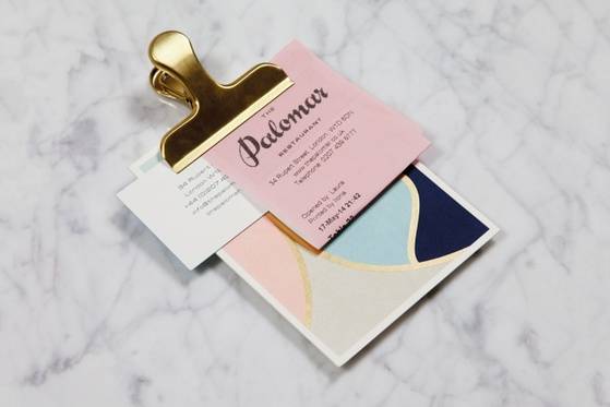 영국의 디자인회사 Here Design사가 만든 영국의 Palomar 레스토랑 집기류 디자인. 청와대 기념품의 색깔과 유사하다. [히어디자인 홈페이지]