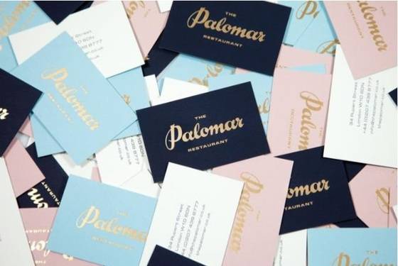 영국의 디자인회사 Here Design사가 만든 영국의 Palomar 레스토랑 집기류 디자인. 청와대 기념품의 색깔과 유사하다. [히어디자인 홈페이지]