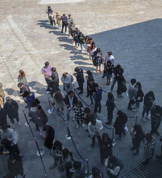 4일 오전 서울 종로구 청와대 사랑채 앞에서 문재인 대통령 취임 1주년 기념품을 사기 위해 시민들이 줄지어 서 있다. [연합뉴스]