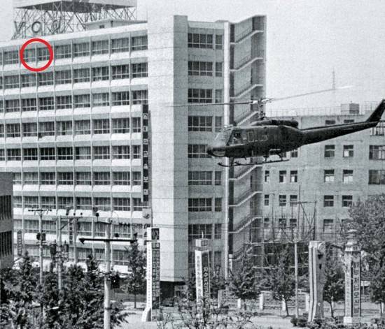 5·18민주화운동 당시 광주 전일빌딩 앞을 날고 있는 헬기. 붉은 원안은 헬기 사격 지점. [중앙포토]
