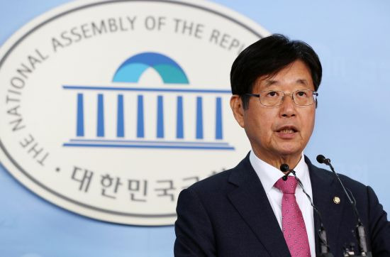 당 공천에 반발하고 있는 강길부 자유한국당 의원은 3일 오전 서울 여의도 국회 본청 정론관에서 기자회견을 열고 홍준표 대표 사퇴를 촉구하고 있다. 뉴시스