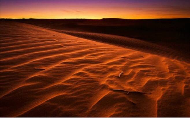 레드샌드는 바다와 맞닿은 붉은 모래로 이뤄진 사막으로 노을이 지는 때 장관을 연출한다. (사진=노랑풍선 제공)