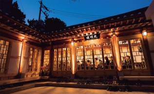 배철현 교수가 주도해서 뼈대를 갖춘 실험적인 교육 기관 건명원. 19세부터 29세 청년 30명을 뽑아 10개월 동안 무료로 교육한다.