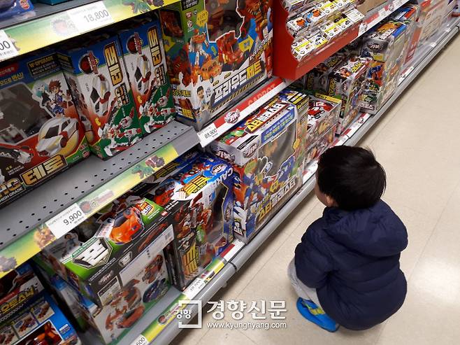 지난 3일 서울의 한 대형 할인매장 장난감 코너에서 남자아이가 로봇 장난감을 구경하고 있다.  *위 사진은 기사와 관련 없음 / 류인하 기자