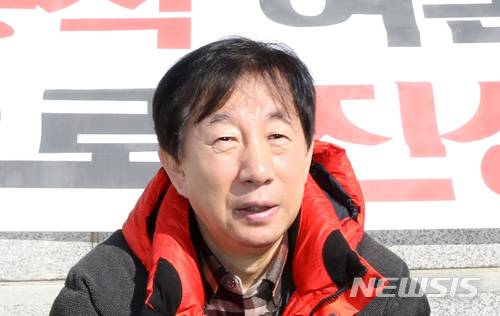 【서울=뉴시스】박영태 기자 = 자유한국당 김성태 원내대표가 4일 오전 서울 여의도 국회 본청 앞에서 드루킹 특검 도입을 요구하며 이틀째 무기한 노숙·단식 투쟁을 하고 있다. 2018.05.04.since1999@newsis.com