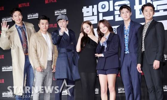넷플릭스 '범인은 바로 너!' 출연자들. 왼쪽부터 이광수, 김종민, 유재석, 박민영, 김세정, 엑소 세훈, 안재욱 /사진=김창현 기자