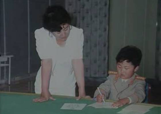 김정은의 생모 고용희 우상화를 위해 만든 기록영화 '위대한 선군조선의 어머니'에는 생전 그녀의 영상이 담겨 있다. 어린 김정은과 함께한 모습. [사진제공=영상 캡처]