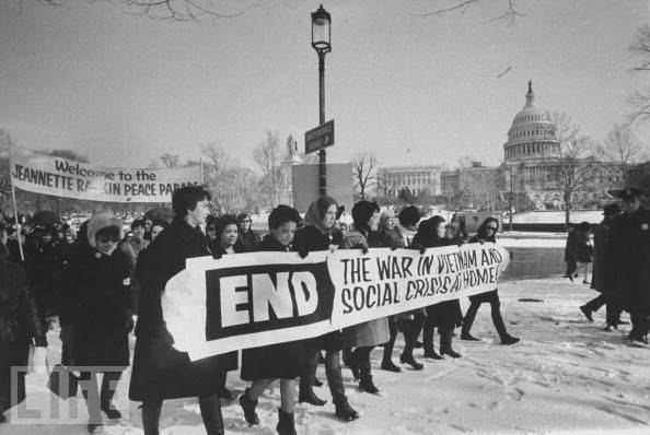 1968년 1월 '저넷 랭킨 여단'의 미 의회 앞 반전평화행진. 급진주의 그룹 NYRW 회원들은 저 행진 직후 독자적인 '전통 여성성 장례식'을 열어 급진주의 운동에 시동을 걸었다.  democraticunderground.com