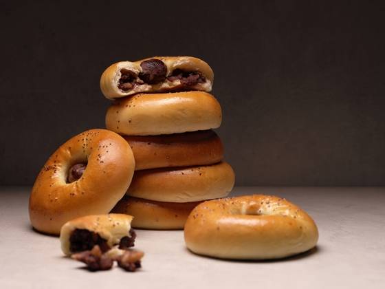 단팥빵은 수십 년간 남녀노소를 불문하고 가장 잘 팔리는 빵으로 꼽힌다. 사진은 통팥과 호두를 넣은 그랜드 델리의 단팥빵. [사진 그랜드 인터컨티넨탈 서울 파르나스]