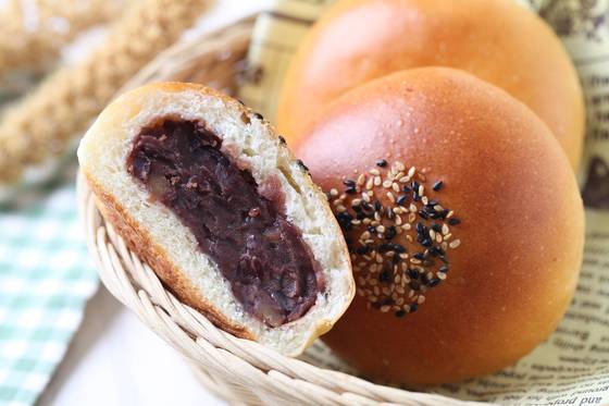 빵집마다 다른 식재료를 넣어 단팥빵의 맛을 차별화하고 있다. 사진은 막걸리 발효종을 넣은 롯데호텔 서울 델리카한스의 단팥빵. [사진 롯데호텔]