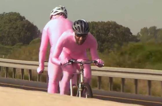 이스라엘에서 열린 101회 지로 디탈리아 사이클 대회 2스테이지가 열린 5일 (현지시간) 지로 디탈리아 대회를 상징하는 핑크색 원피스를 입은 자전거 동호인들이 텐덤 바이크(다인승 자전거)를타고 선수들 옆을 나란히 달리고 있는 모습이 중계 카메라에 잡혔다. [사진 지로 디탈리아 유튜브 캡처]