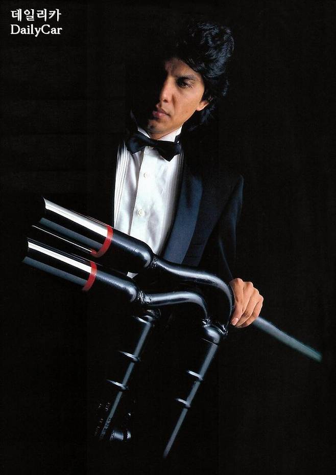 머플러를 악기에 비유한듯한 광고 (출처 : 일본 Car Graphic 1988년 10월호)