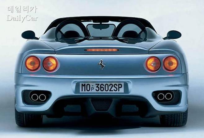 4개의 배기구가 달린 페라리 360 모데나