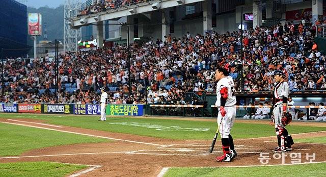 1일 대전에서 열린 한화와 LG의 경기에서 한화 김태균이 타석에 들어섰지만 음악은 들리지 않았다. 일부 작곡가가 저작인격권을 침해했다며 손해배상소송을 제기하자 한국야구위원회와 10개 구단은 선수 등장곡을 전면 중단했다. 동아일보DB