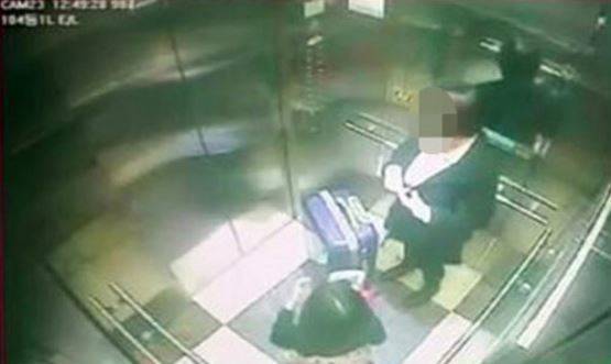 미성년자 약취, 유인 후 살인 등 혐의를 받고 있는 김모양이 2017년 3월 피해자 A(8)과 함께 엘리베이터를 탄 모습 [사진 인천연수경찰서]