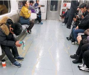 지하철 내부에 커피가 쏟아져 흐르는 모습.