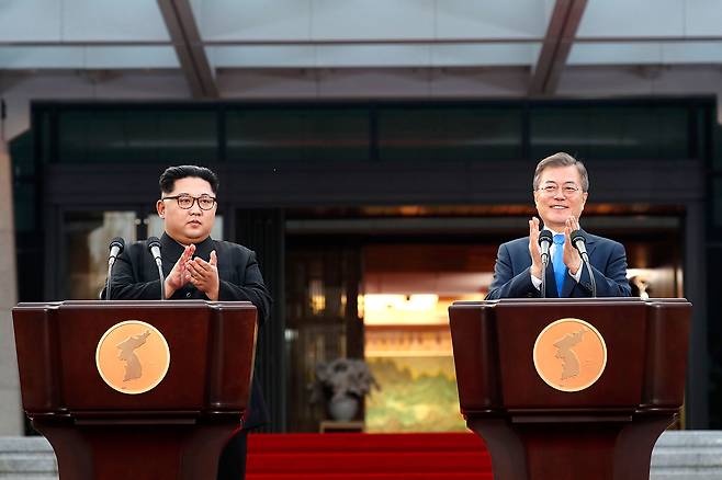 ⓒ한국 공동사진기자단 4월27일 문재인 대통령(오른쪽)과 김정은 국무위원장(왼쪽)이판문점 평화의집 앞에서 ‘판문점 선언’을 발표한 후 박수를 치고 있다.