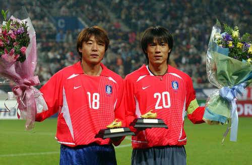 은퇴하는 황선홍과 홍명보 20일 오후 상암구장에서 열린 대 브라질전을 마지막으로 국가대표팀에서 은퇴하는 황선홍과 홍명보가 하프타임 때 은퇴기념품을 받은 후 기념촬영을 하고 있다./진성철/체육/   2002.11.20 (서울=연합뉴스)    <저작권자 ⓒ 2002 연 합 뉴 스. 무단전재-재배포 금지.>