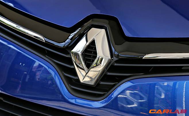 5월 국내 출시 예정인 르노 클리오. 떡하니 로장쥬 엠블럼을 달고 나왔다.