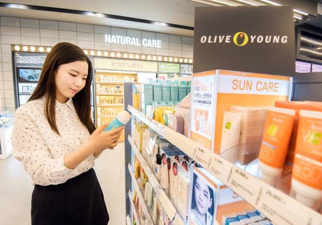 [사진=뷰티매장에서 한 소비자가 자외선차단제를 쇼핑하는 이미지.]