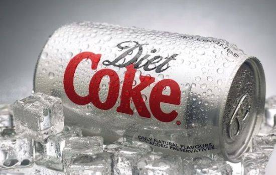 알루미늄캔에 담긴 콜라는 마시기 전부터 시원한 느낌이 듭니다.[사진=유튜브 화면캡처]