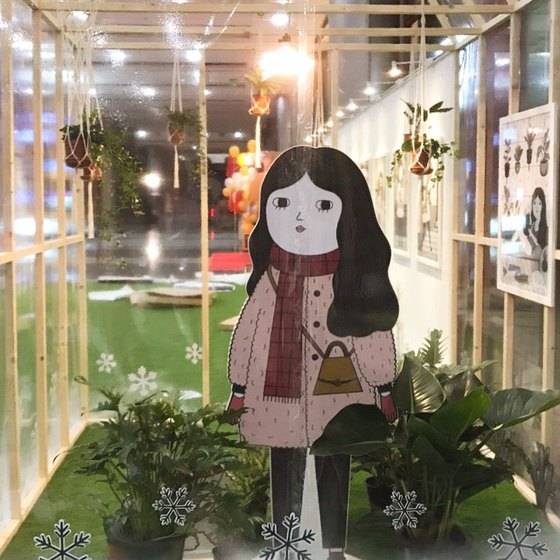 친구의 일러스트 전시장에 활용된 오씨의 비상식물들.